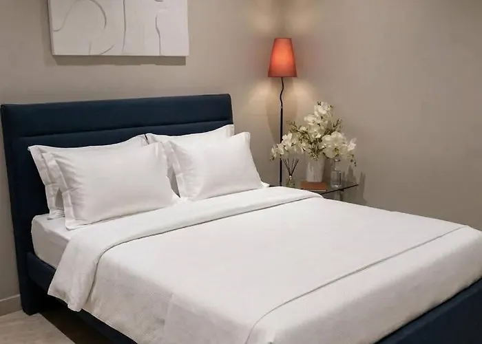 Grand Staycation 101 Newport Apartahotel 2*